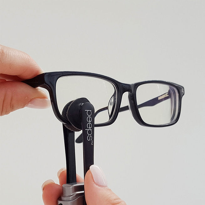 How to use peeps lens cleaner
